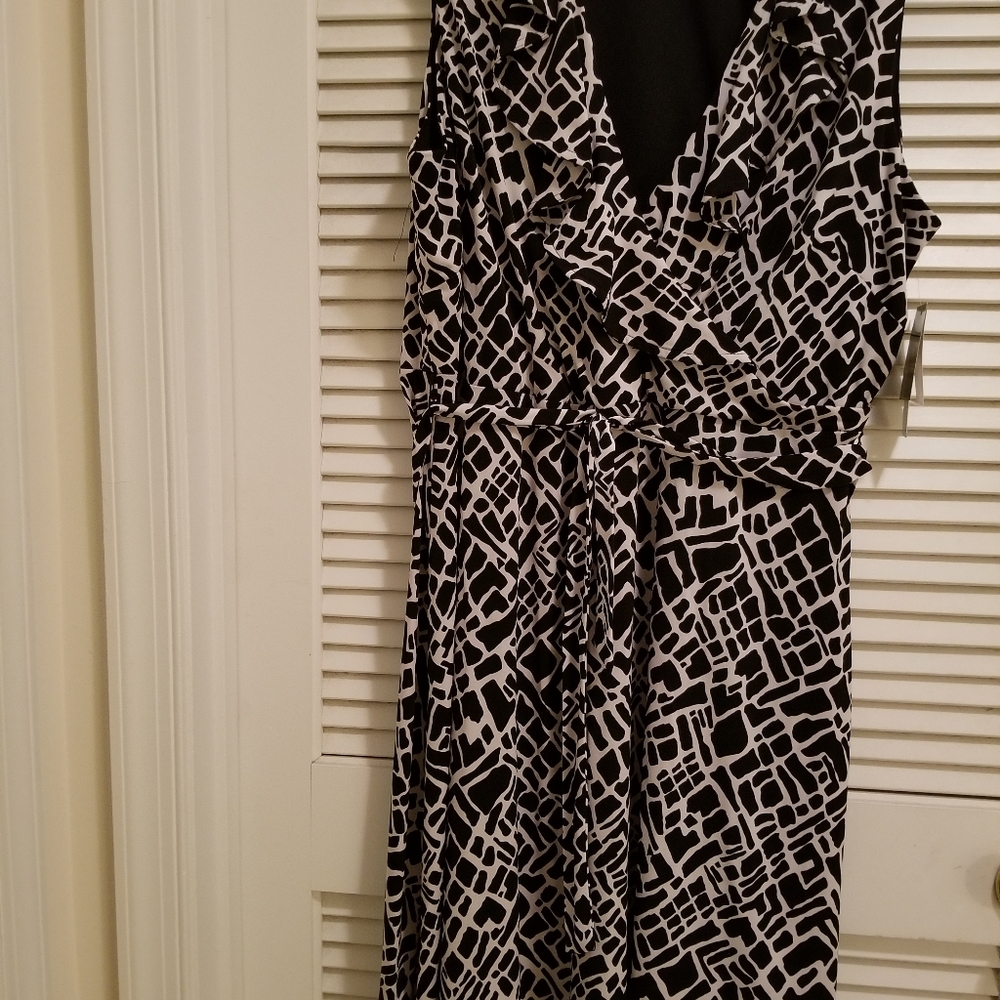 Black and White Sleeveless Dress Size XL